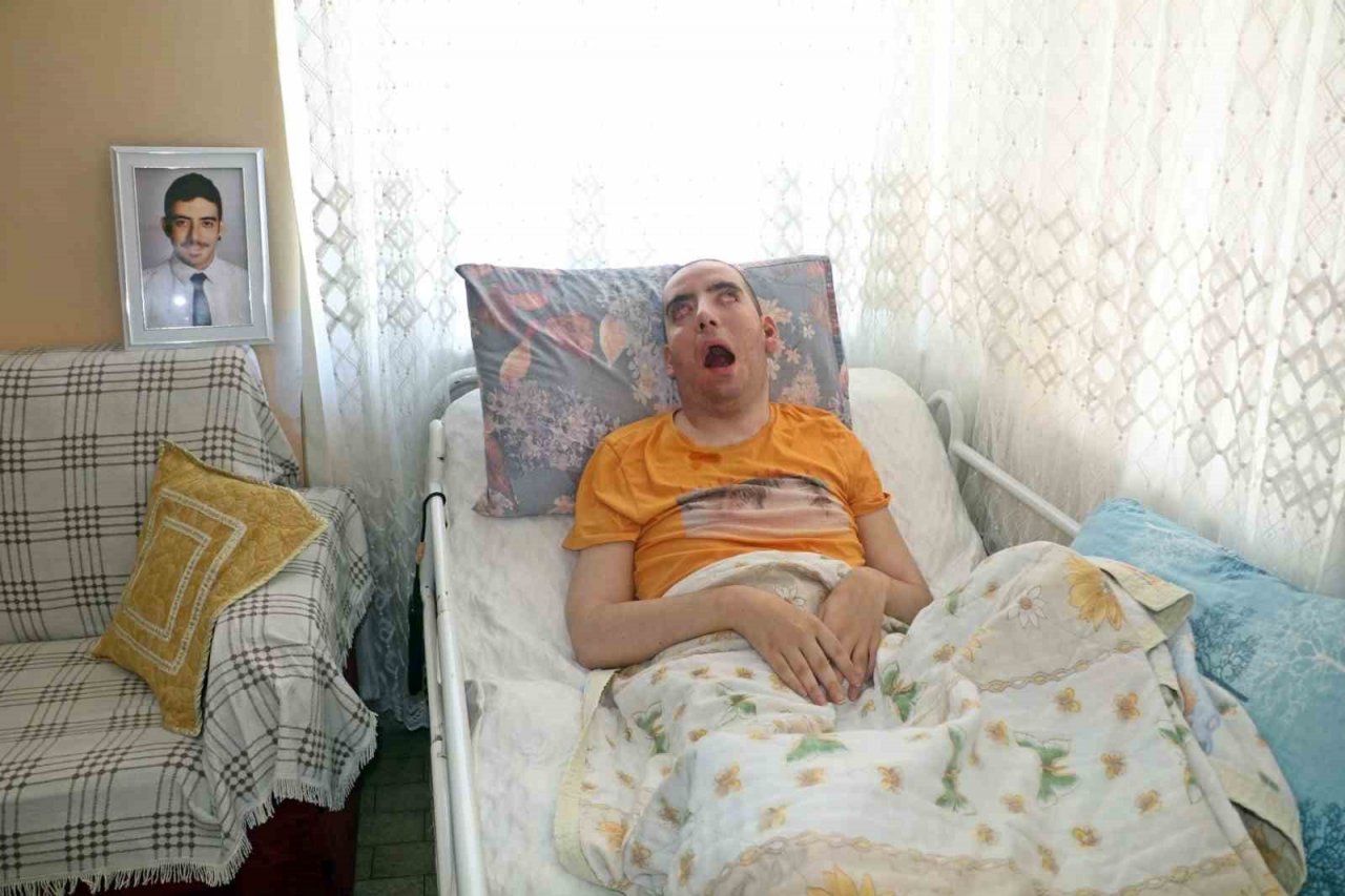 Doktorlar 6 ay ömür biçti, 10 yıldır gözlerini bir an olsun kırpmadan yaşam savaşı veriyor
