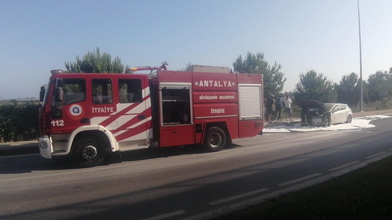 Araç göstergesindeki uyarıyla indiler, yanan araca müdahale edemediler