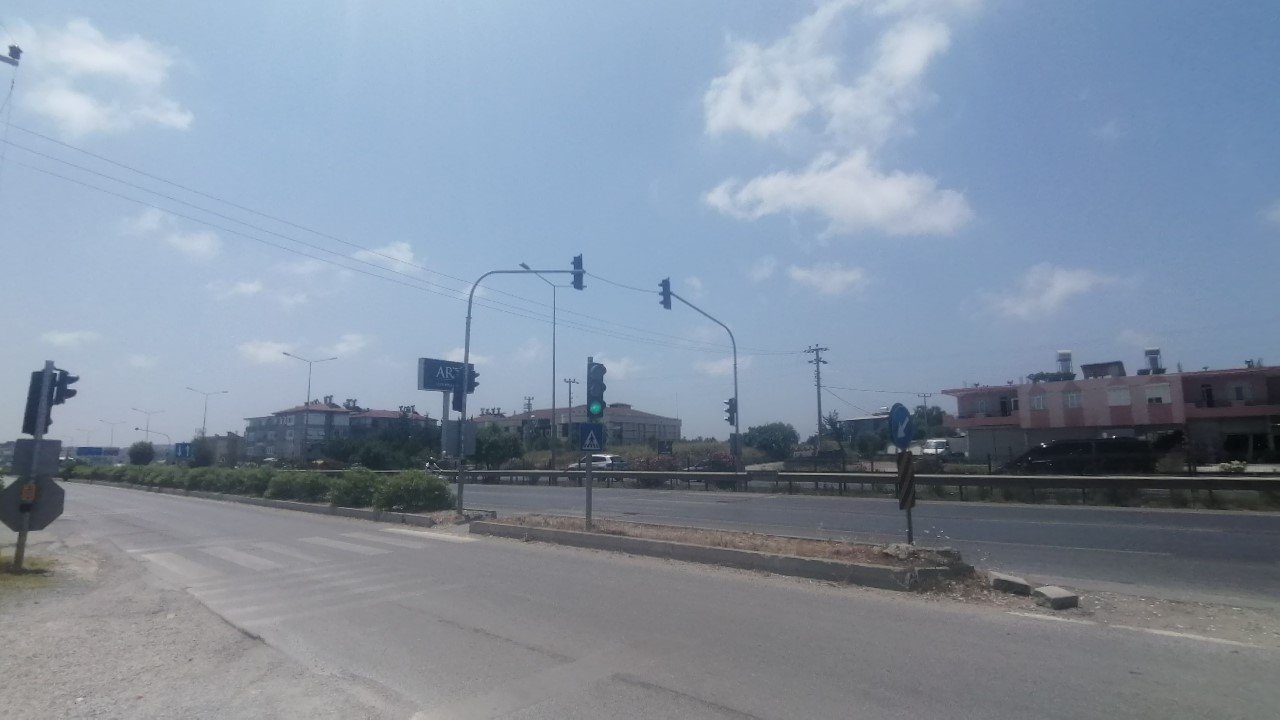 Kırmızı ışıkta yavaşlayan kamyona arkadan çarptı