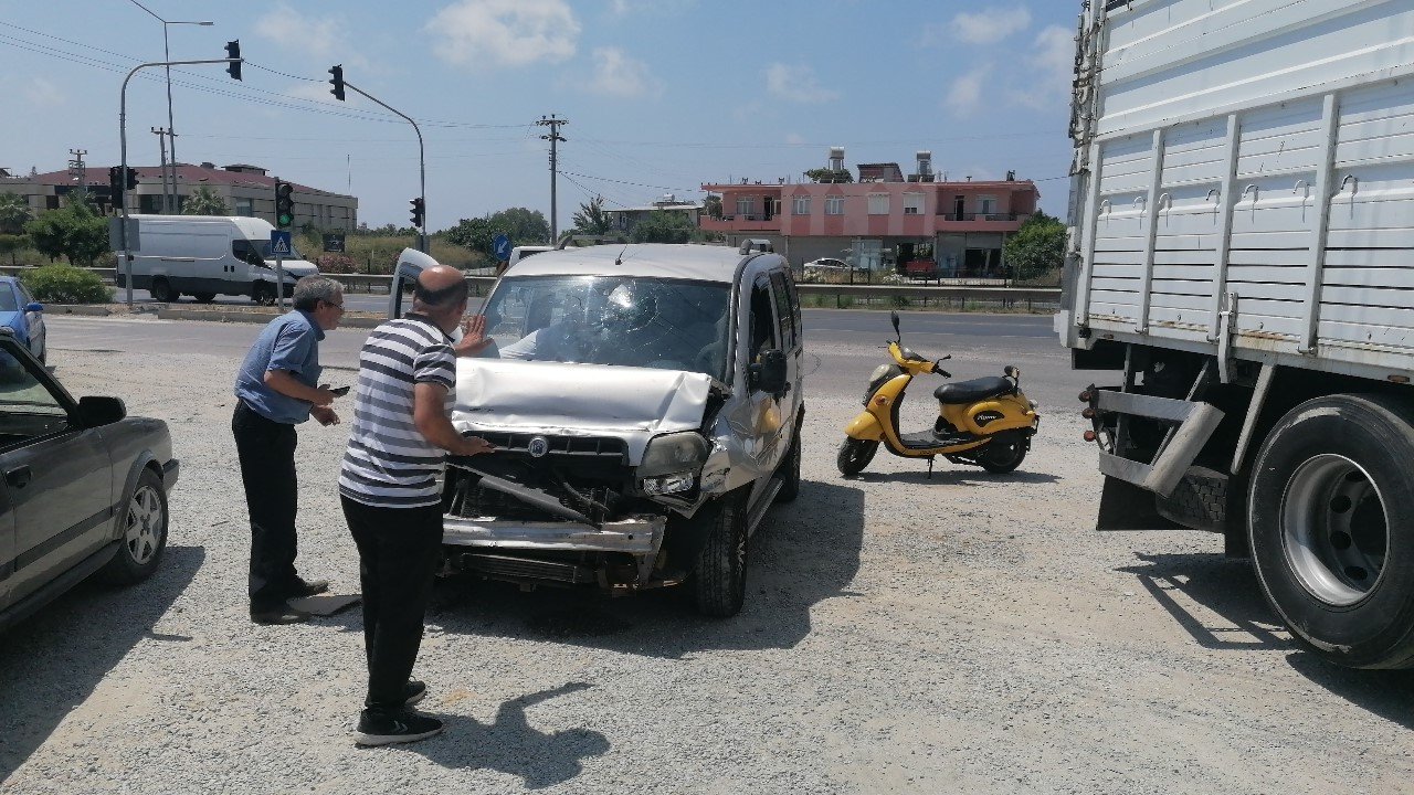 Kırmızı ışıkta yavaşlayan kamyona arkadan çarptı