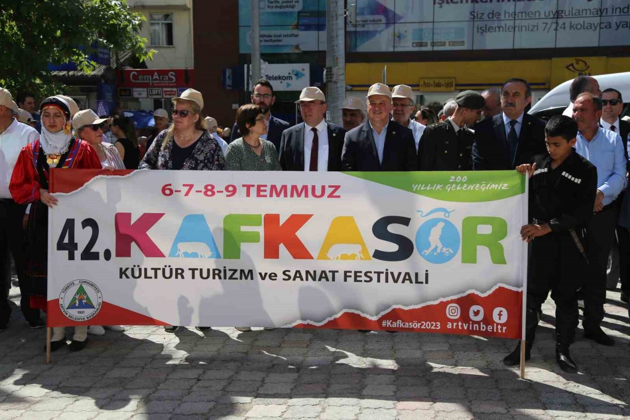 42. Kafkasör Festivali boğalı kortej yürüyüşüyle başladı