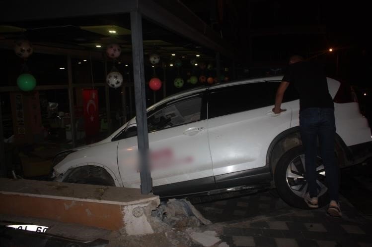 Didim’de kafeye dalan otomobilin kaza anına ait güvenlik görüntüleri ortaya çıktı