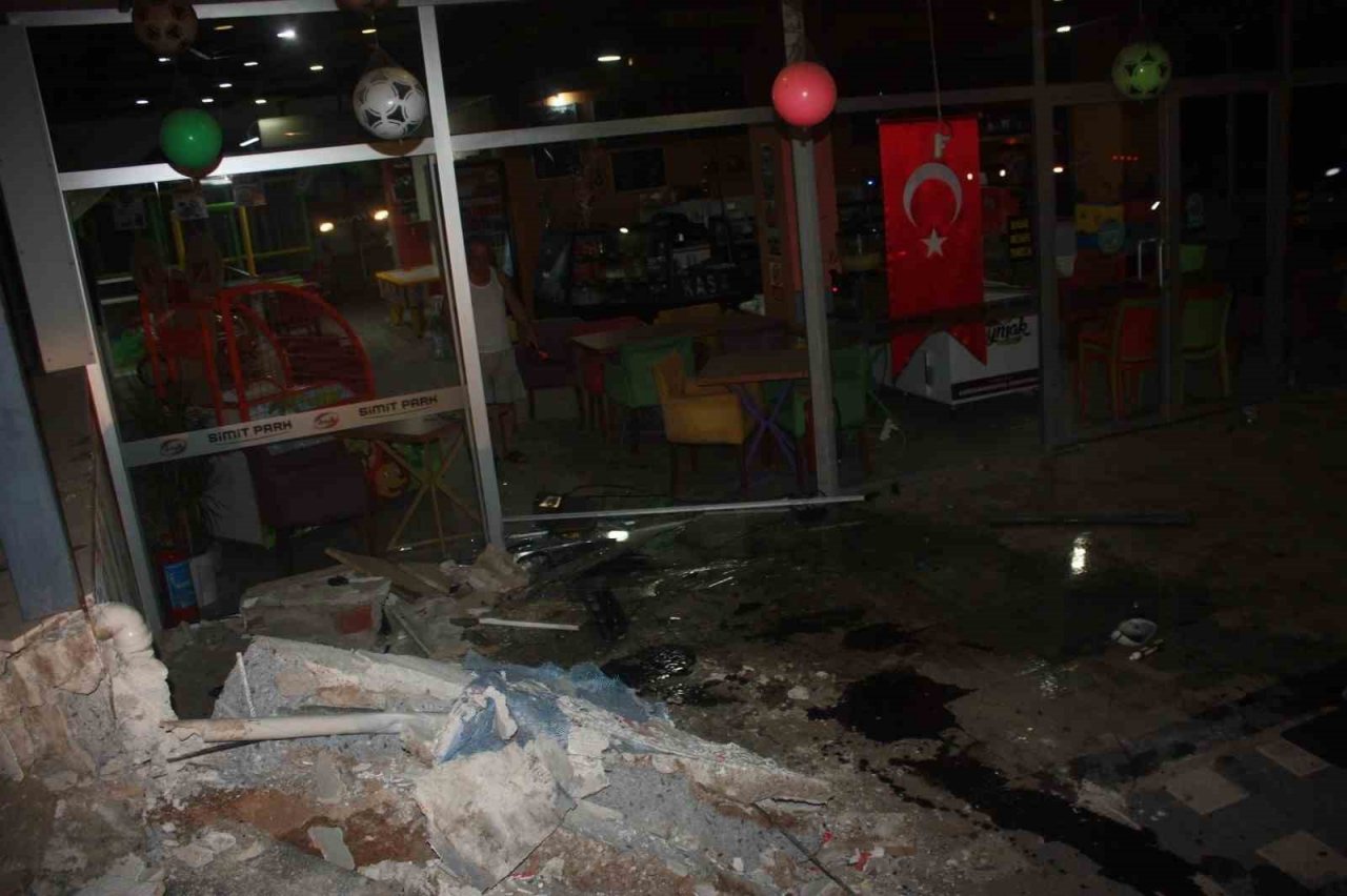 Didim’de kafeye dalan otomobilin kaza anına ait güvenlik görüntüleri ortaya çıktı