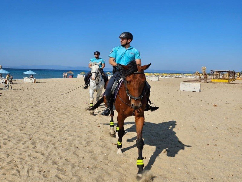 Ayvalık’ta atlı jandarmalar görev yapıyor