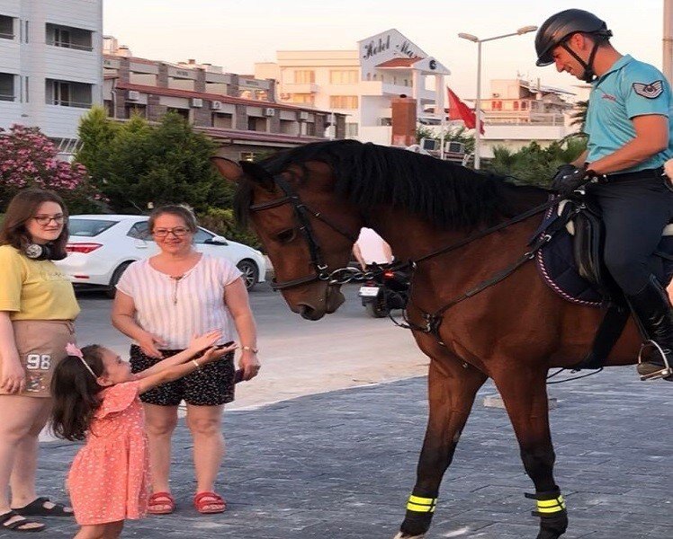 Ayvalık’ta atlı jandarmalar görev yapıyor