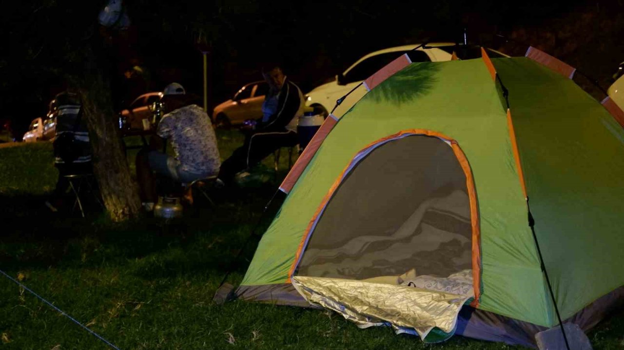 Kırkpınar güreş sevdalıları, meydanlarda çadırlarda uyudu