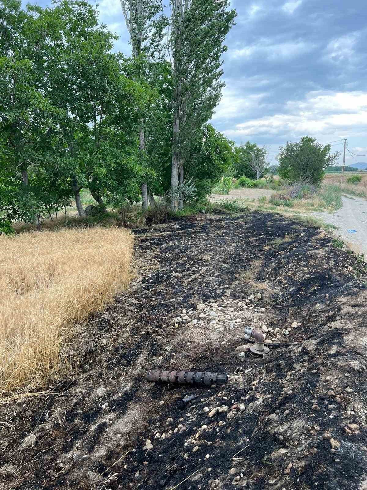 Burdur’da buğday tarlasında çıkan yangın itfaiyenin erken müdahalesiyle söndürüldü