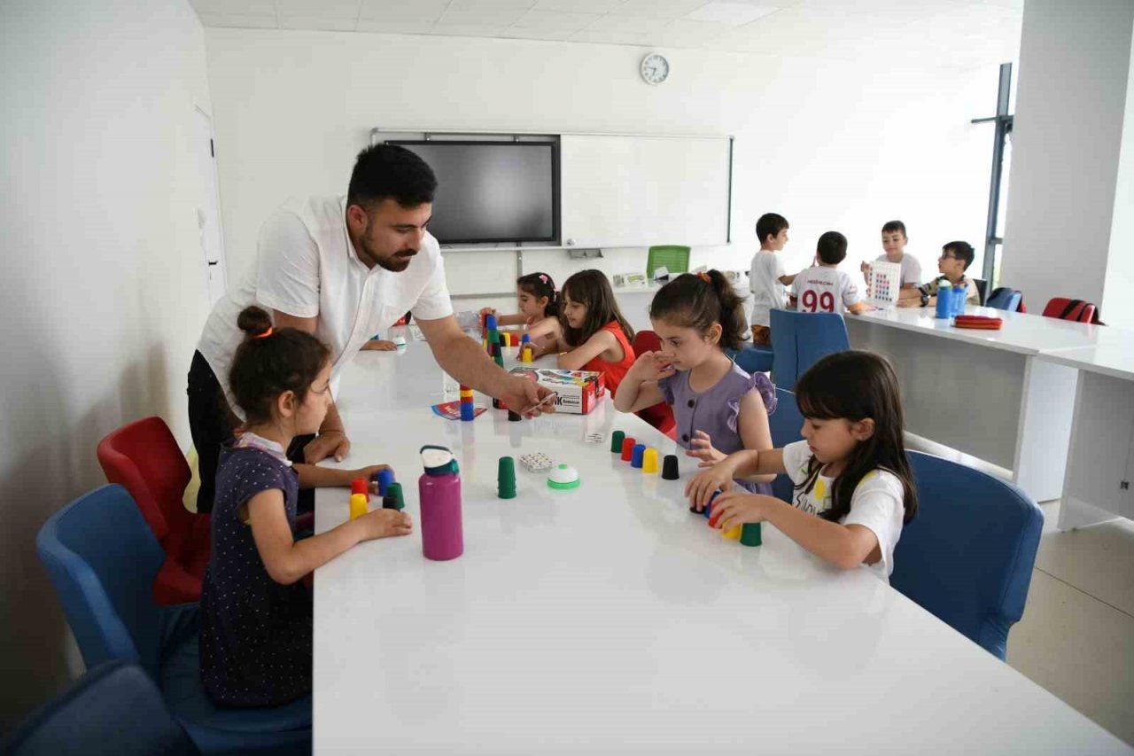 Öğrenciler tatili öğrenerek geçiriyor