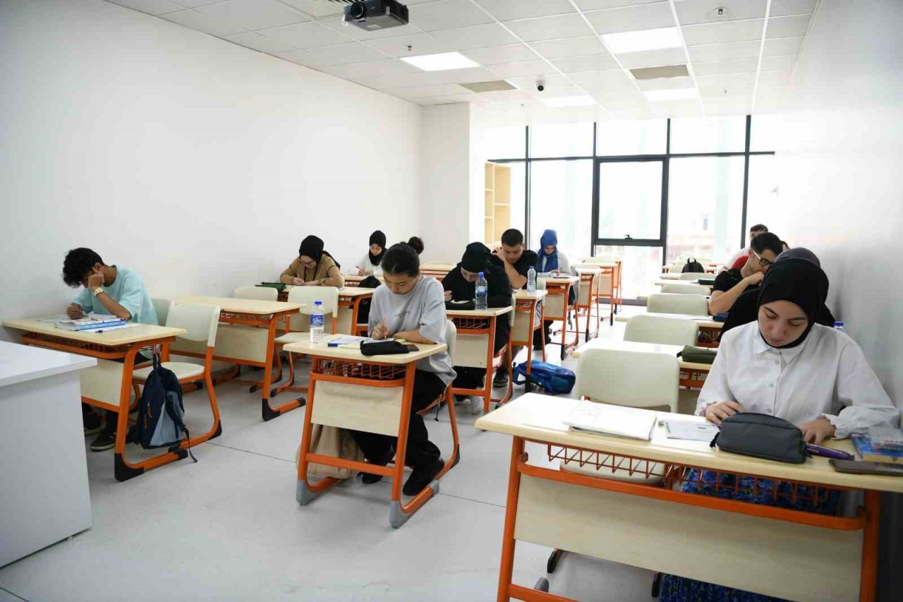 Öğrenciler tatili öğrenerek geçiriyor