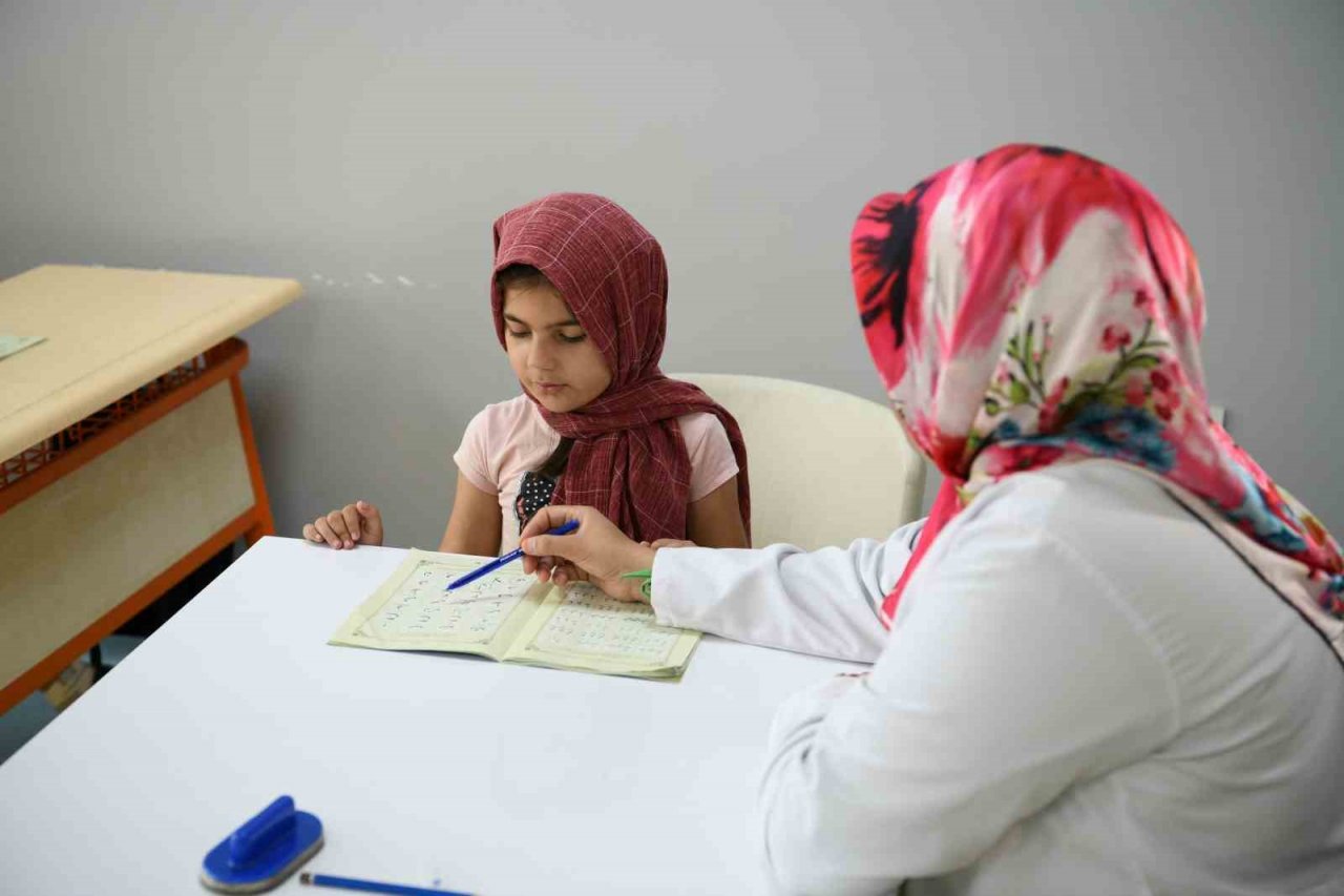 Öğrenciler tatili öğrenerek geçiriyor