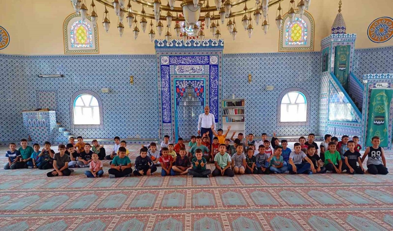 Çocuklar Kur’an-ı Kerim öğreniyor