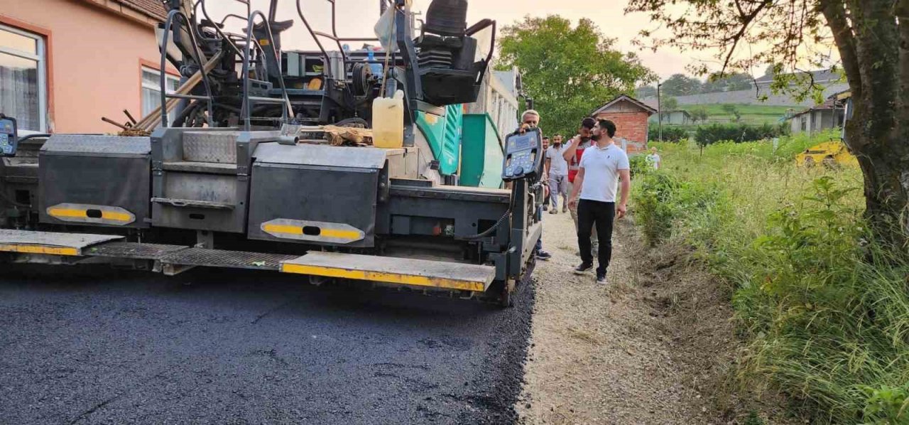 Köylerde asfalt çalışmasına devam