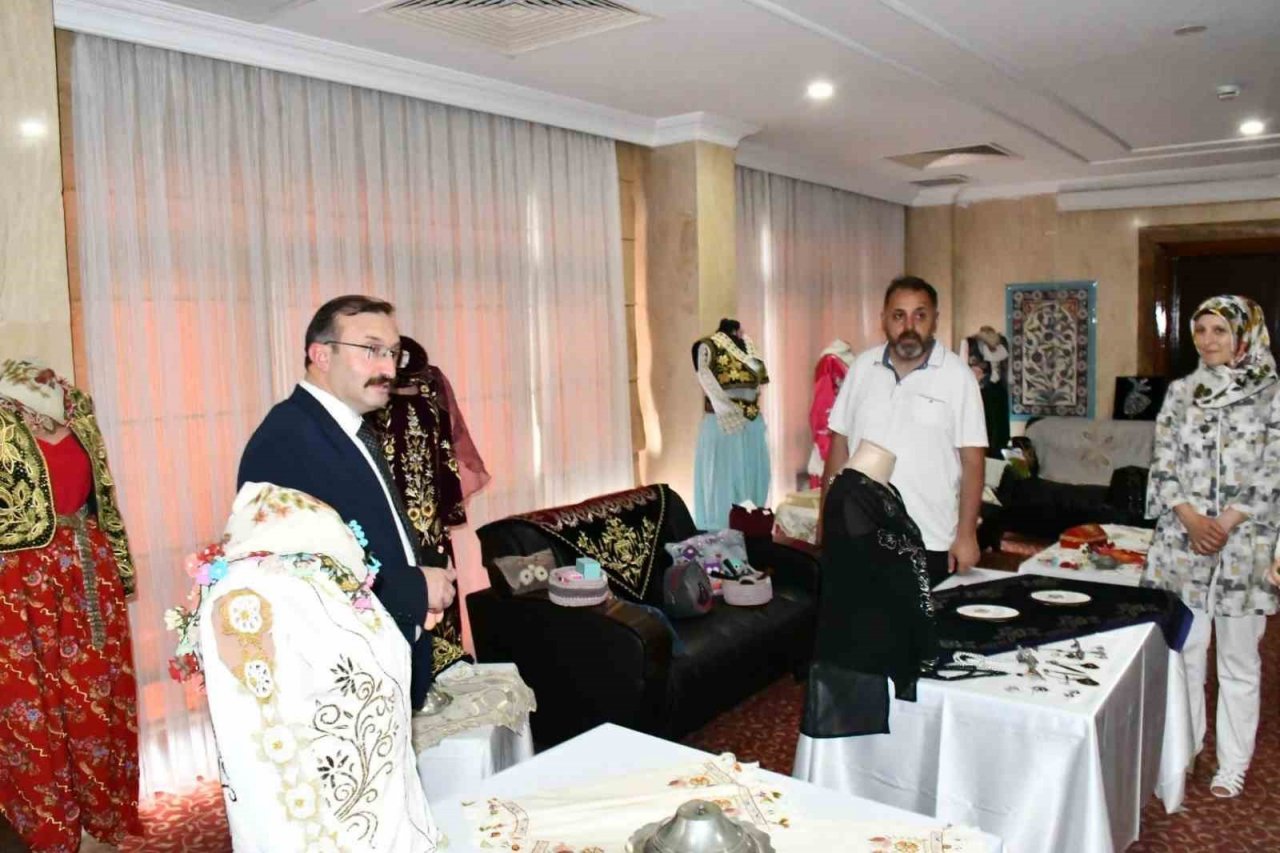 Emet’te “Geçmişten günümüze” konulu kıyafet sergisi