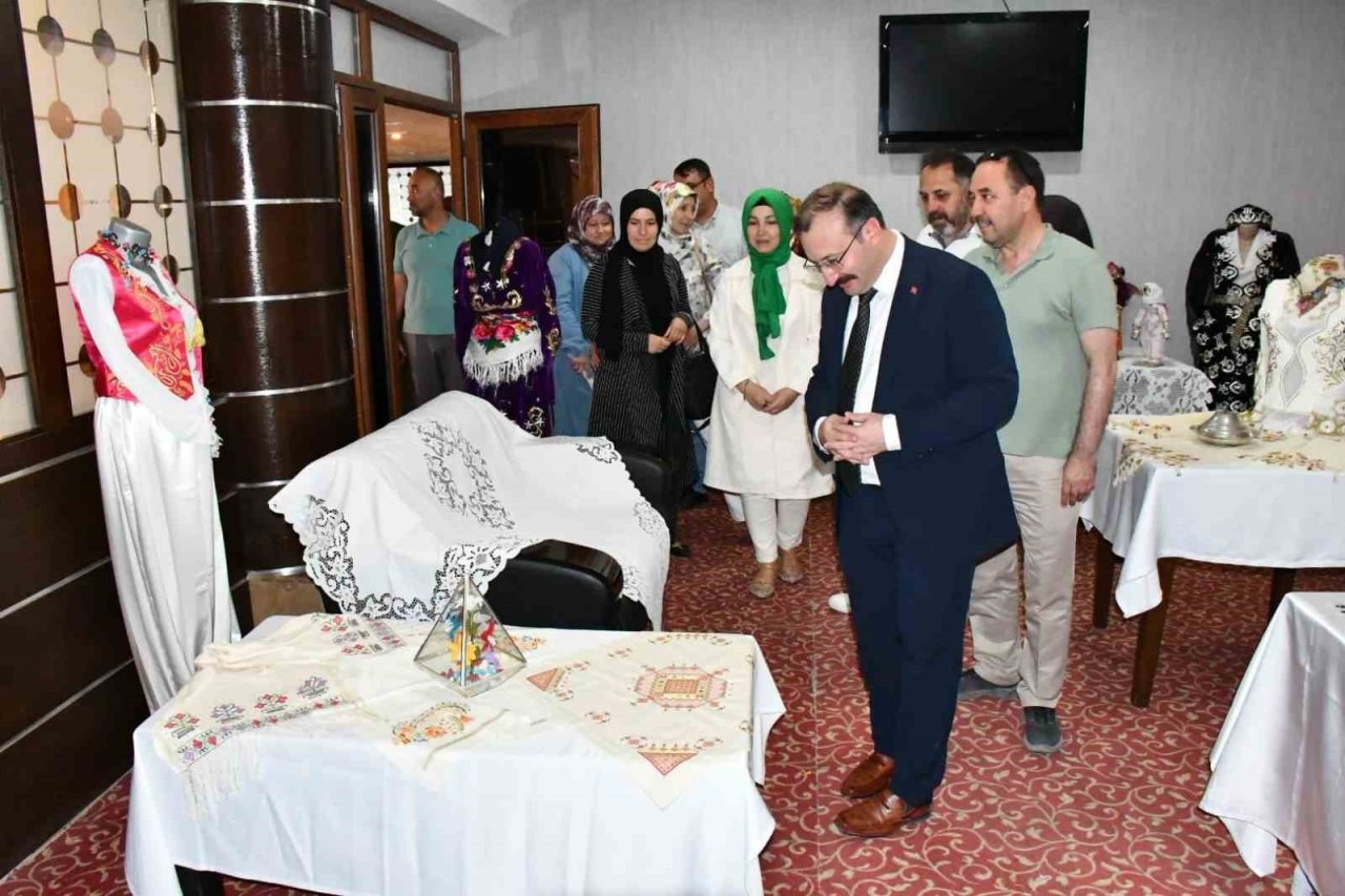 Emet’te “Geçmişten günümüze” konulu kıyafet sergisi