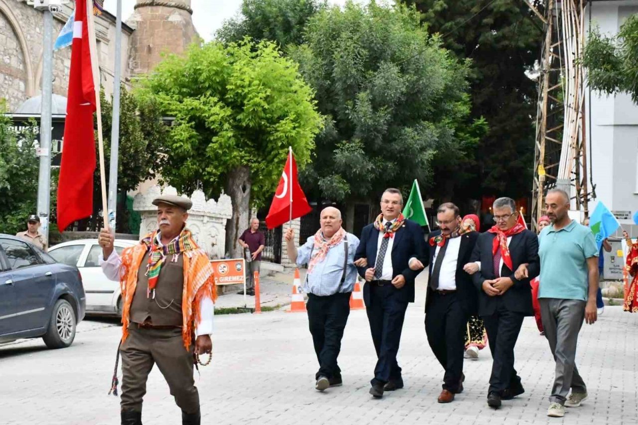Emet’te Yörük ve Türkmen derneklerinin kortej yürüyüşü büyük ilgi gördü