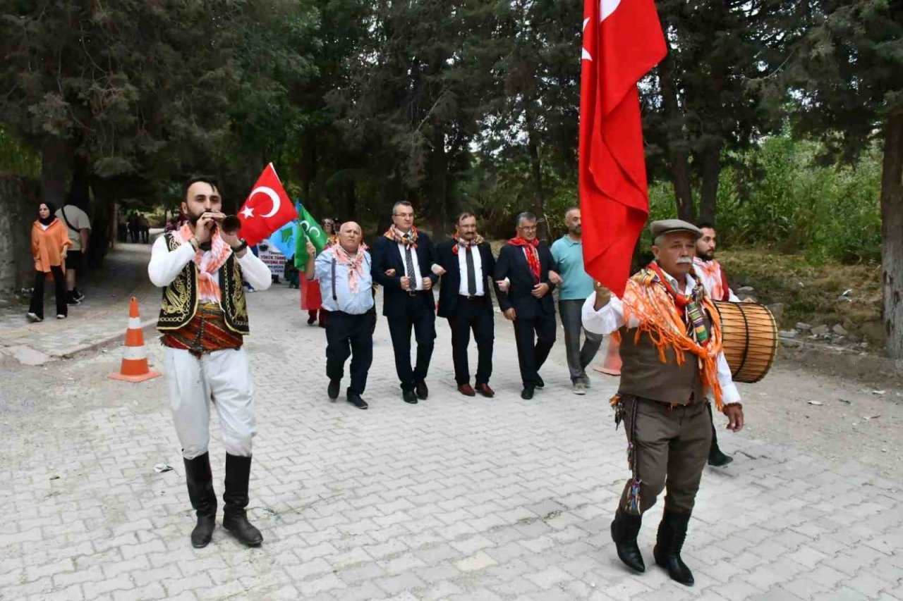 Emet’te Yörük ve Türkmen derneklerinin kortej yürüyüşü büyük ilgi gördü