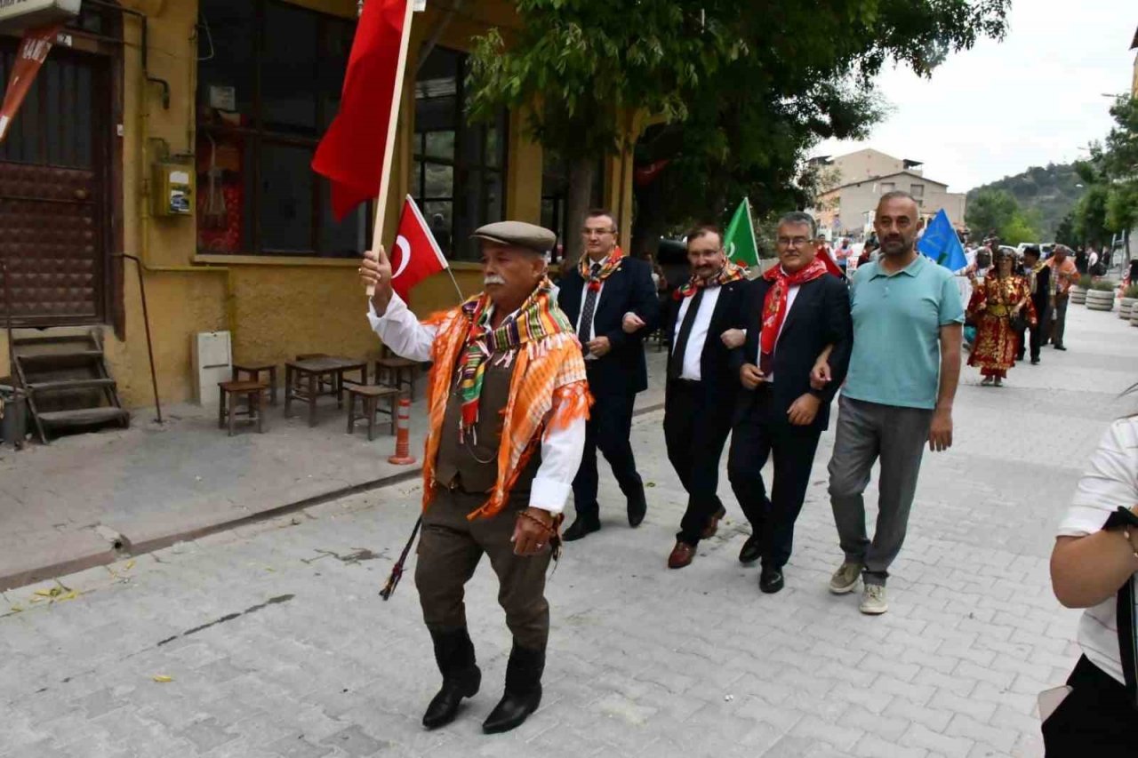 Emet’te Yörük ve Türkmen derneklerinin kortej yürüyüşü büyük ilgi gördü