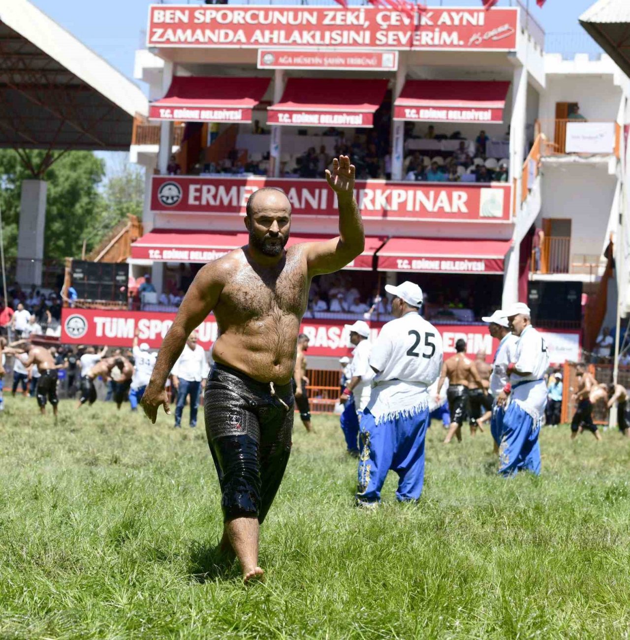 Okulu, altın kemeri gözüne kesti