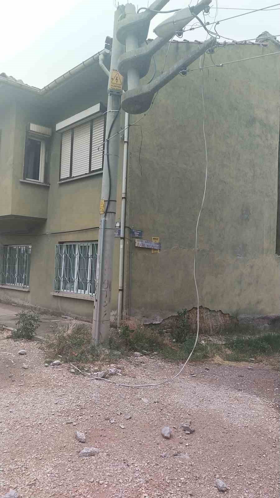 Yıldırım elektrik trafosuna zarar verdi, kopan ağaç dalı otomobilin üzerine düştü