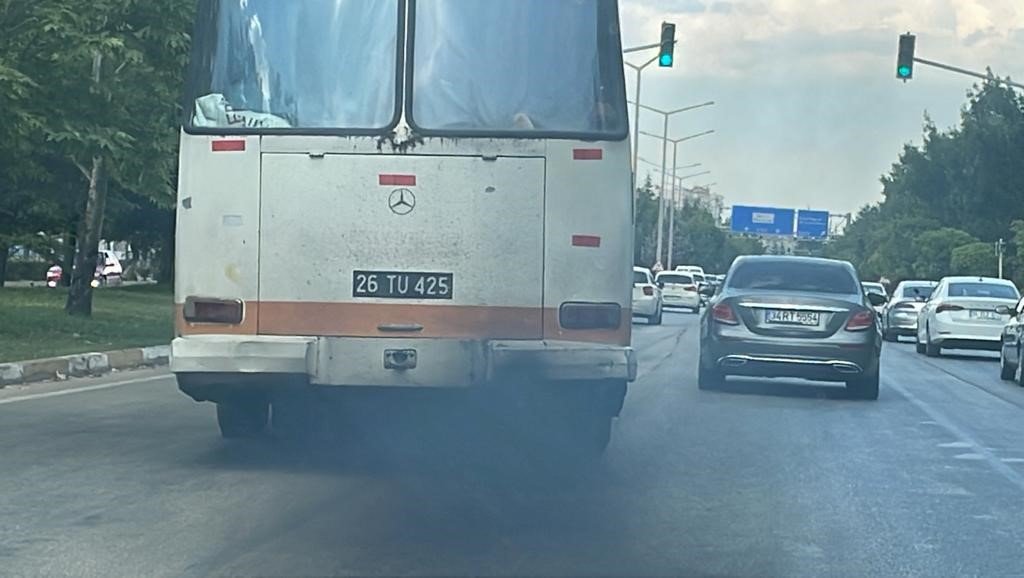 Siyah duman saçarak ilerleyen eski model belediye otobüsü tepki çekti