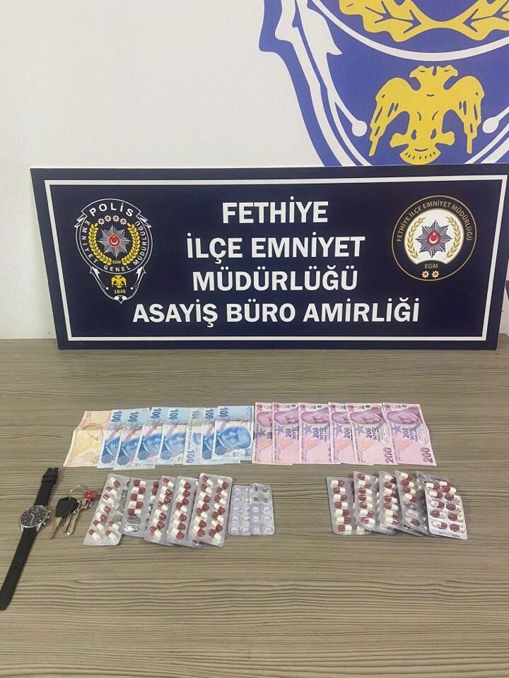 Fethiye’de önce gasp ettiler sonra uyuşturucu madde ile yakalandılar