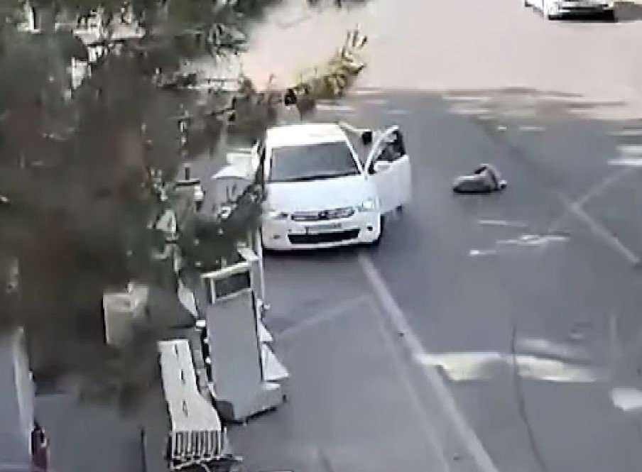 Polis, nefes borusu tıkanan sürücüyü heimlich manevrası ile kurtardı