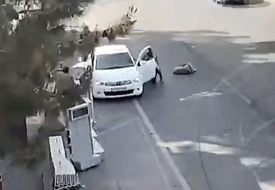 Polis, nefes borusu tıkanan sürücüyü heimlich manevrası ile kurtardı