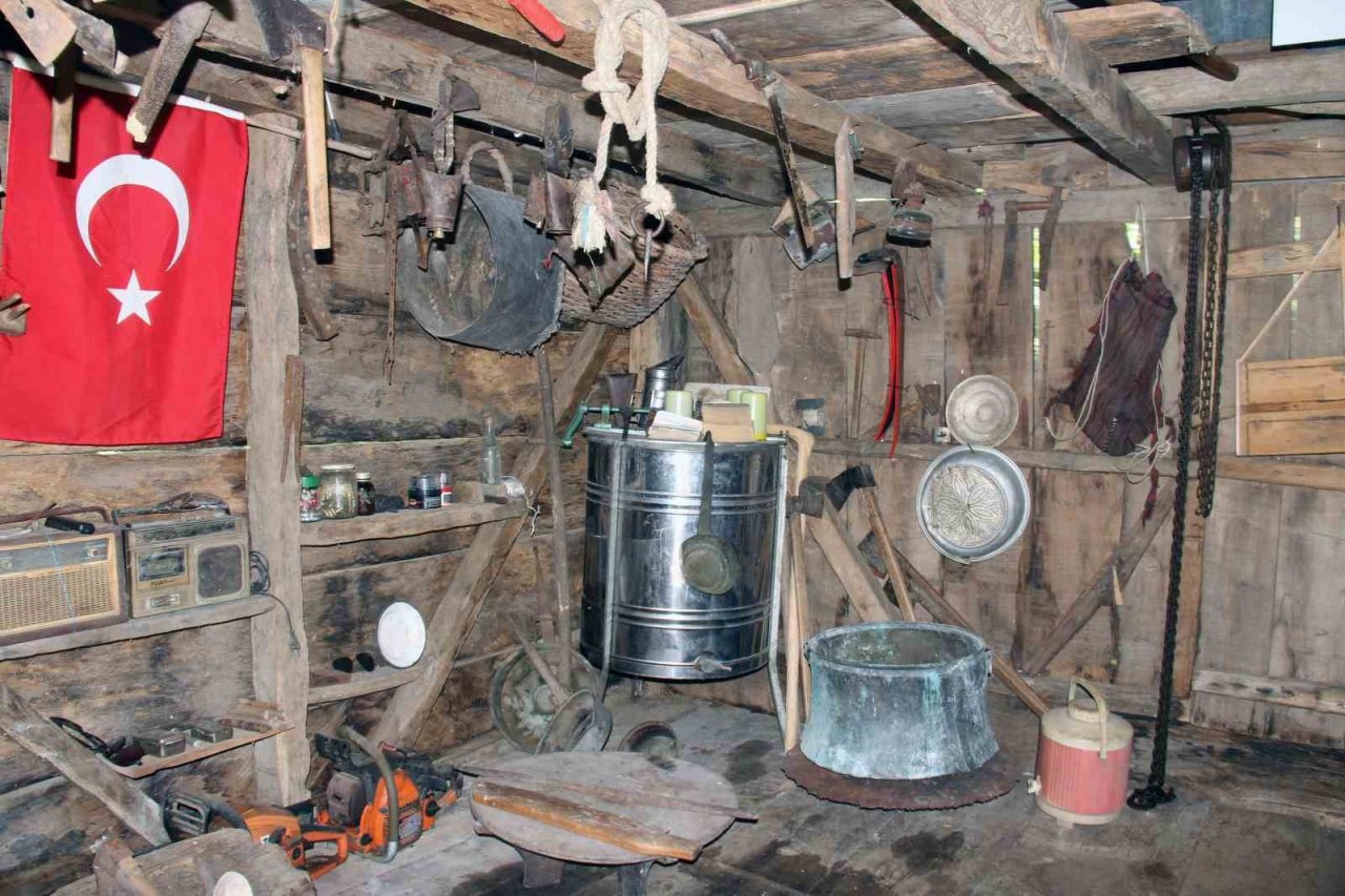 Geçmişi geleceğe taşımak için ata yadigarlarını topladı, serenderi müzeye çevirdi