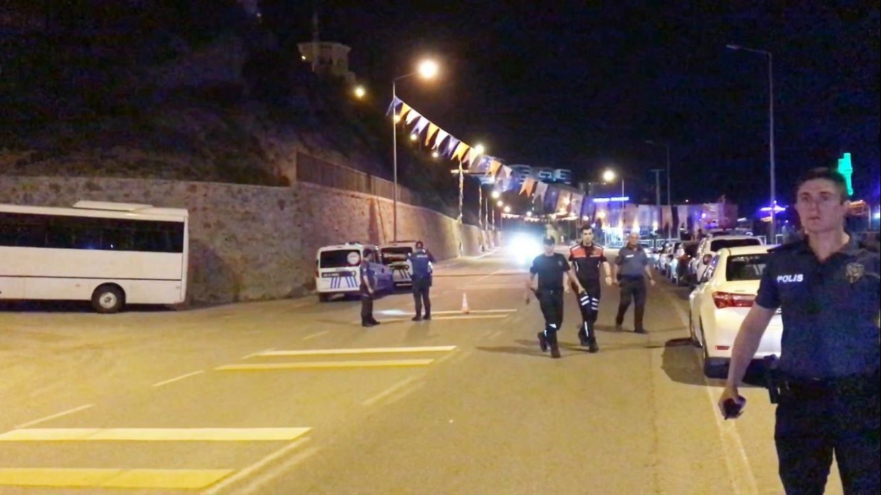 Kız yurdu önündeki durağa bırakılan şüpheli çanta polis ekiplerini harekete geçirdi