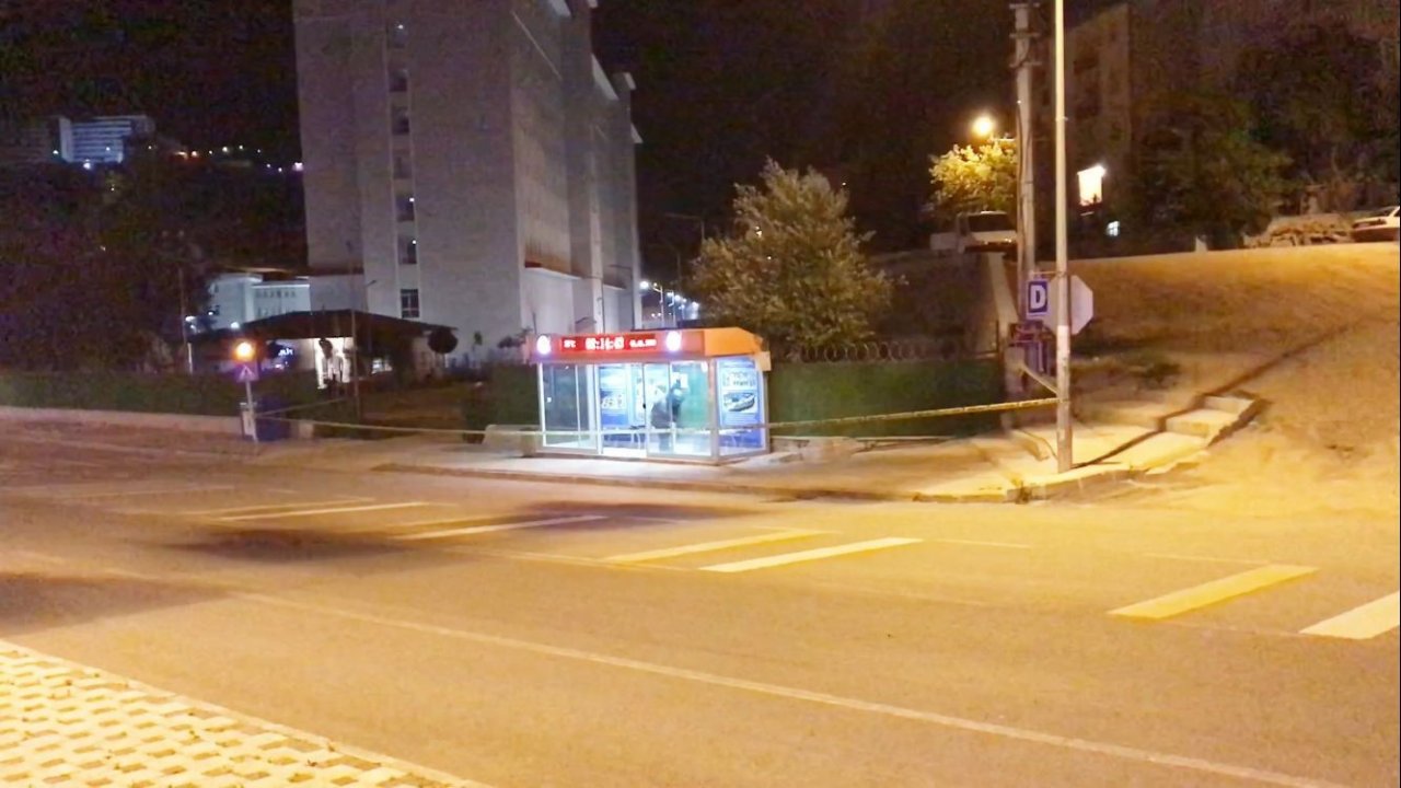 Kız yurdu önündeki durağa bırakılan şüpheli çanta polis ekiplerini harekete geçirdi