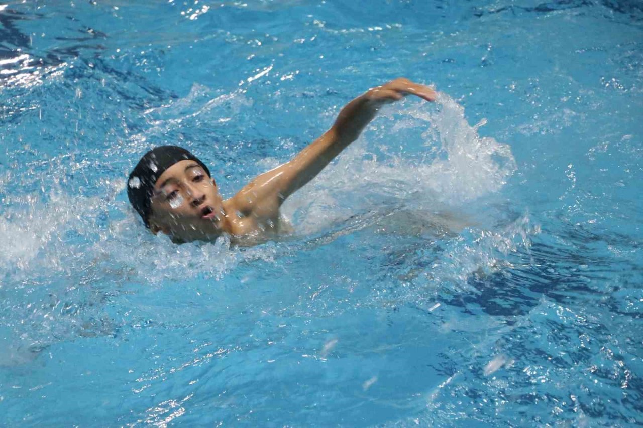 Haliliye’de gençler yüzme öğreniyor