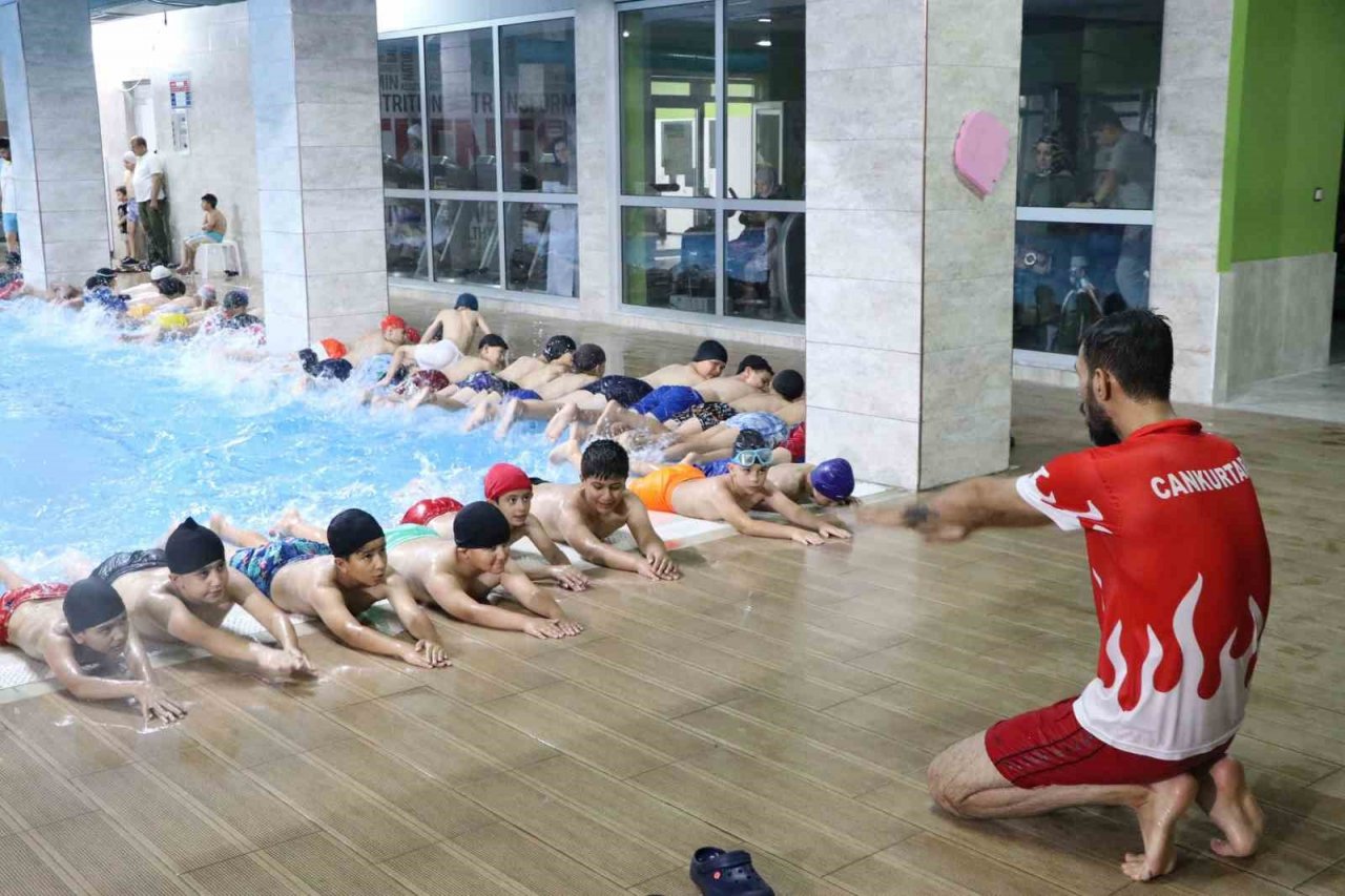 Haliliye’de gençler yüzme öğreniyor