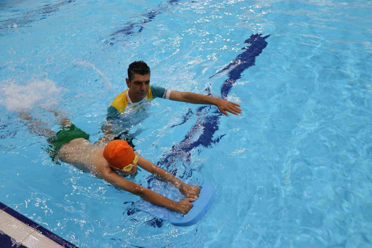 Haliliye’de gençler yüzme öğreniyor