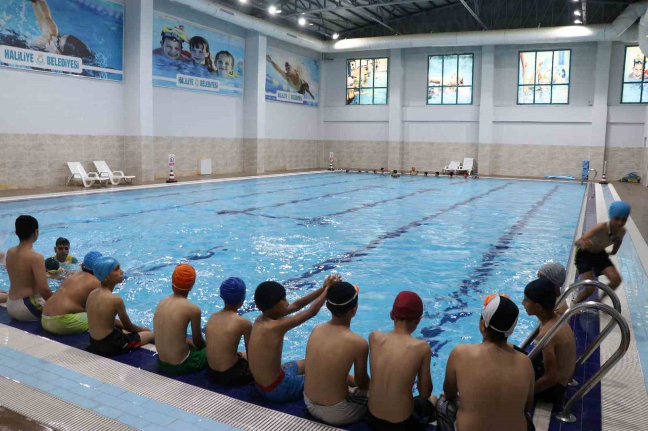 Haliliye’de gençler yüzme öğreniyor