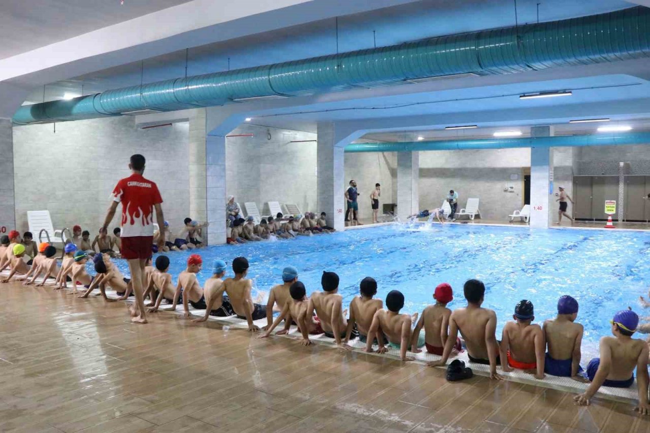 Haliliye’de gençler yüzme öğreniyor