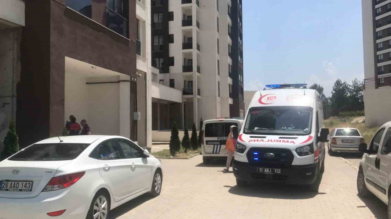 İhbara giden 112 Acil Servis ve polis ekipleri 20 katlı binanın ikinci katında asansörde mahsur kaldı