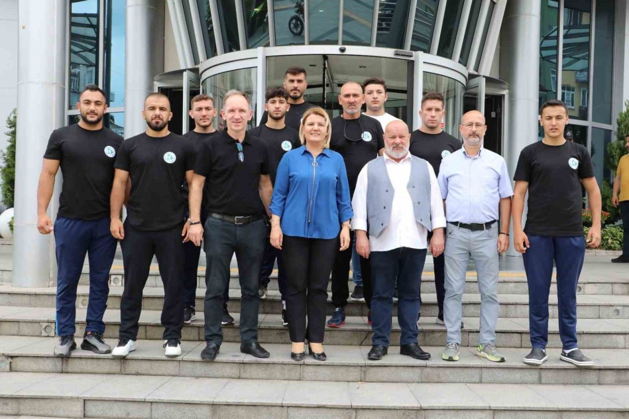 Başkan Hürriyet, İzmitli pehlivanları Kırkpınar’a uğurladı