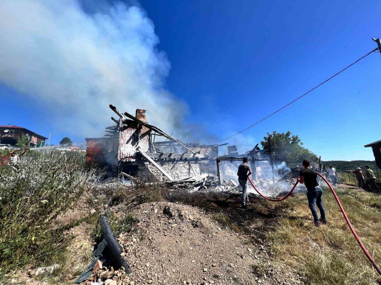 Traktörde çıkan yangın evi küle çevirdi