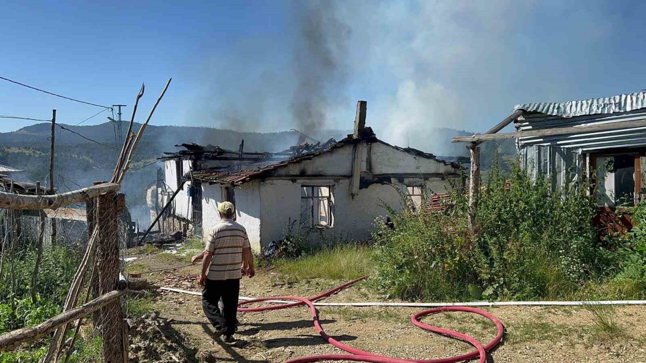 Traktörde çıkan yangın evi küle çevirdi