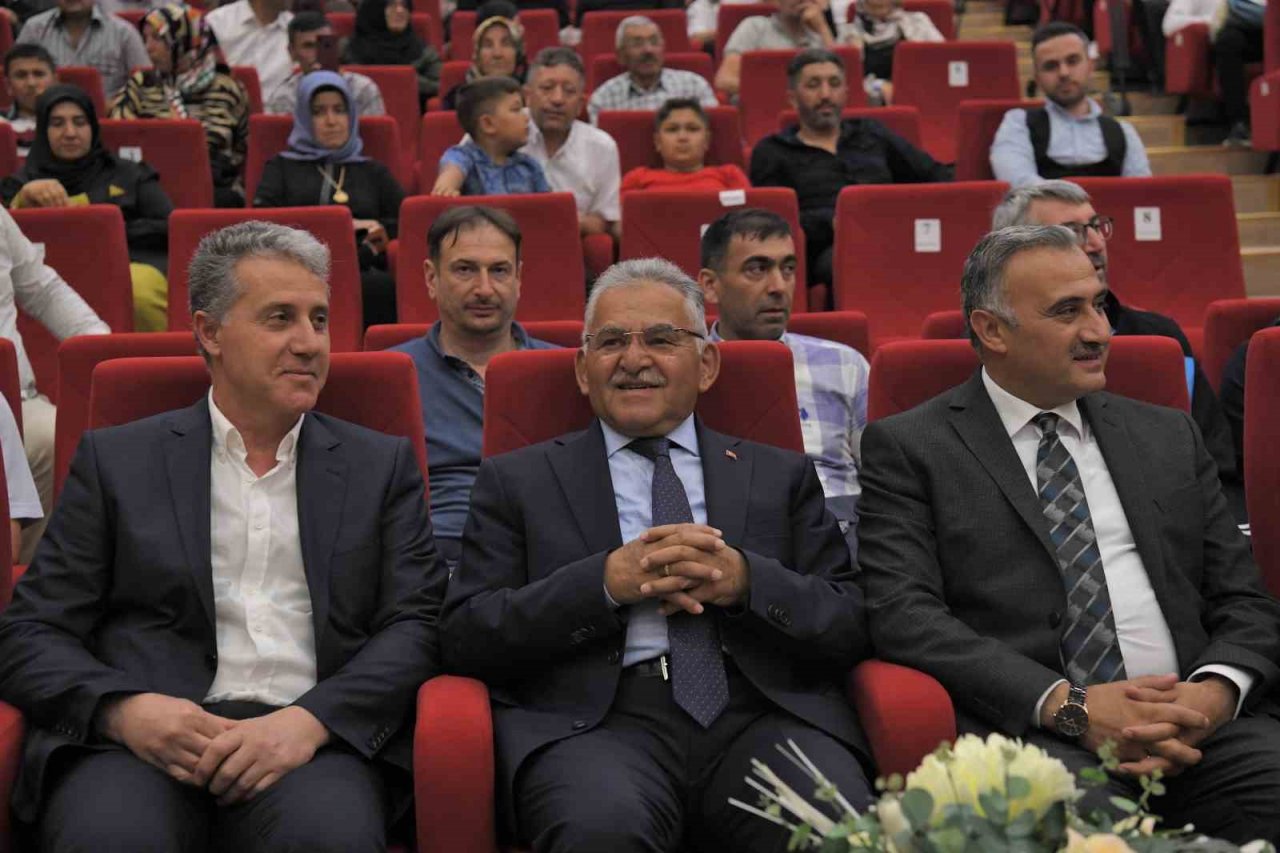 Başkan Büyükkılıç, Develi’de mezun öğrencilerin sevinçlerine ortak oldu