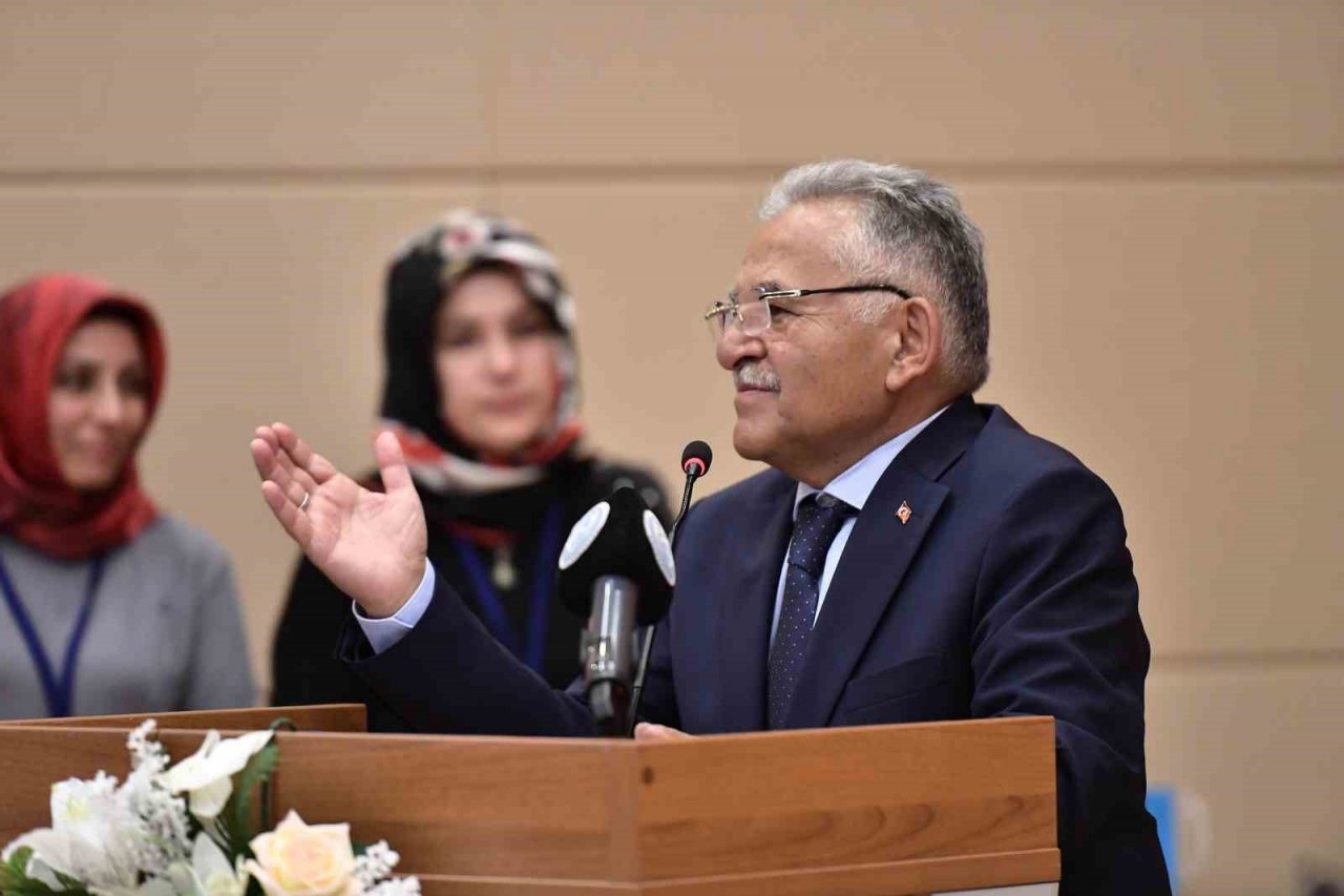 Başkan Büyükkılıç, Develi’de mezun öğrencilerin sevinçlerine ortak oldu