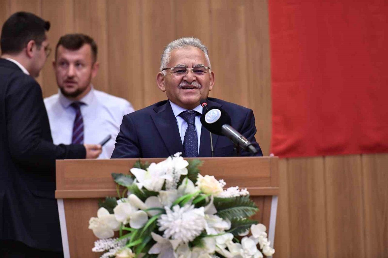 Başkan Büyükkılıç, Develi’de mezun öğrencilerin sevinçlerine ortak oldu