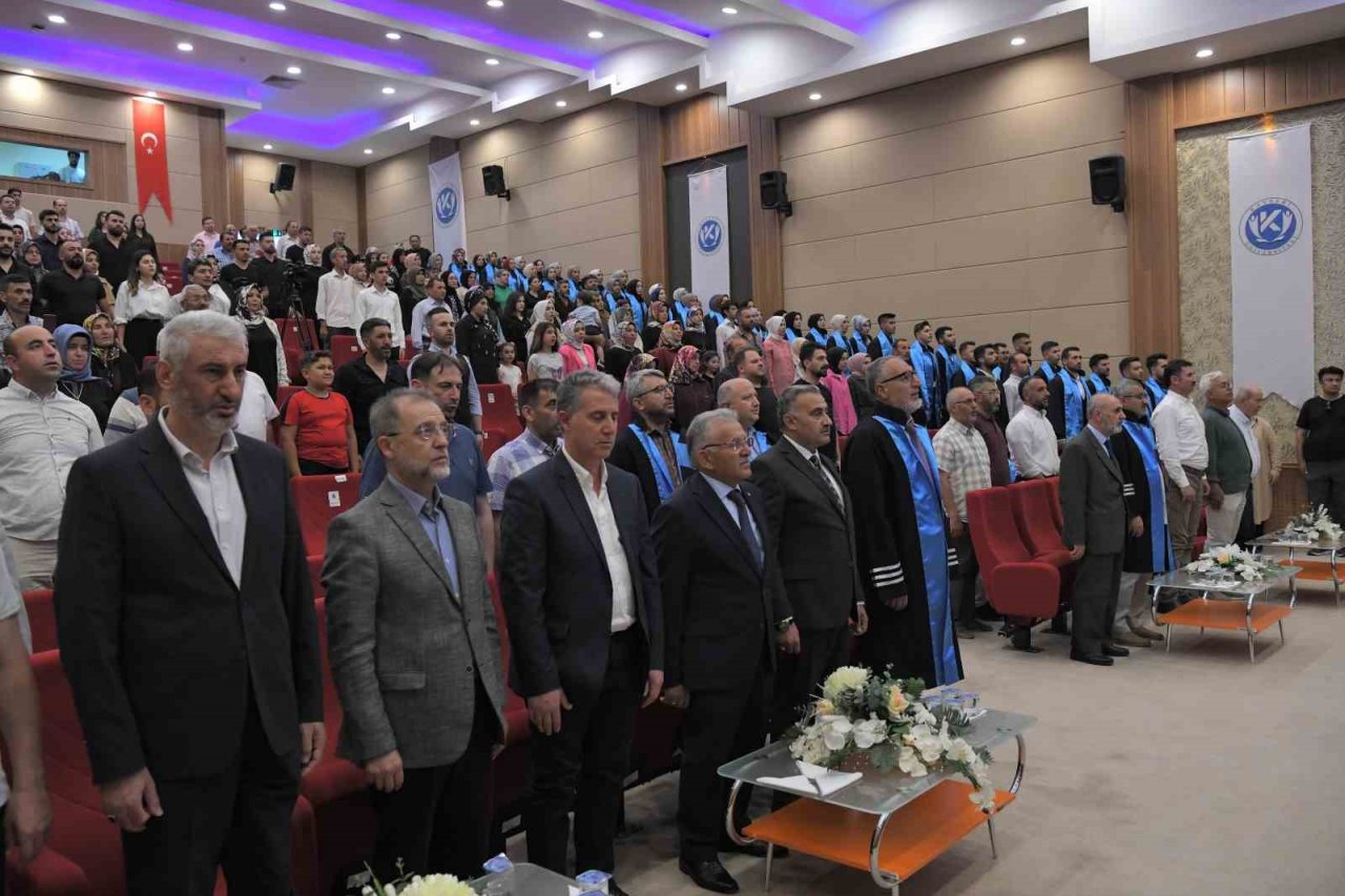 Başkan Büyükkılıç, Develi’de mezun öğrencilerin sevinçlerine ortak oldu