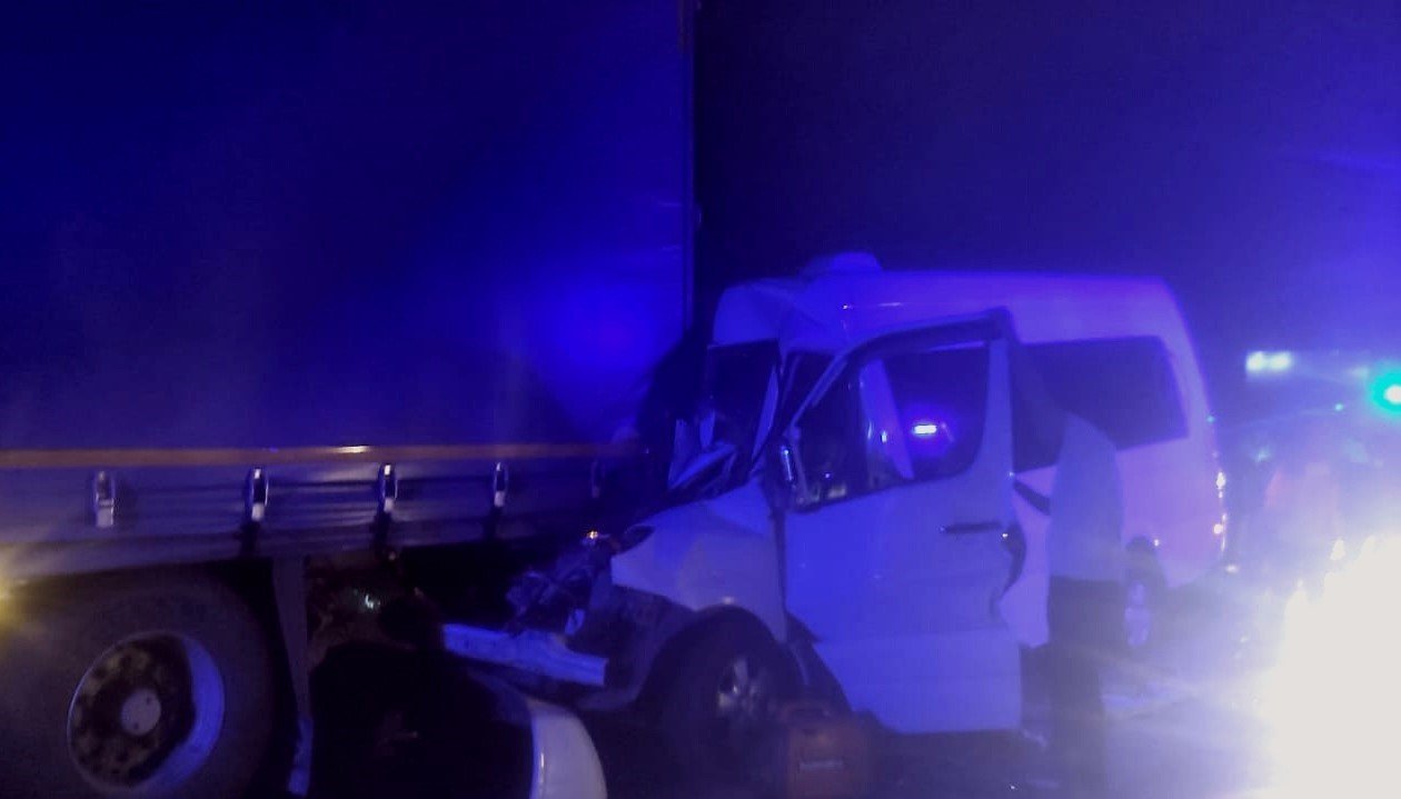 Kırkpınar güreşçilerini taşıyan minibüs tıra çarptı: 9 yaralı