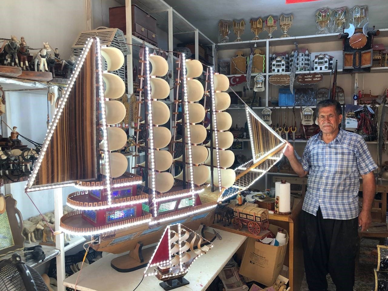 Köy evinin çatısındaki hobisi devlet desteği ile ekmek teknesi oldu