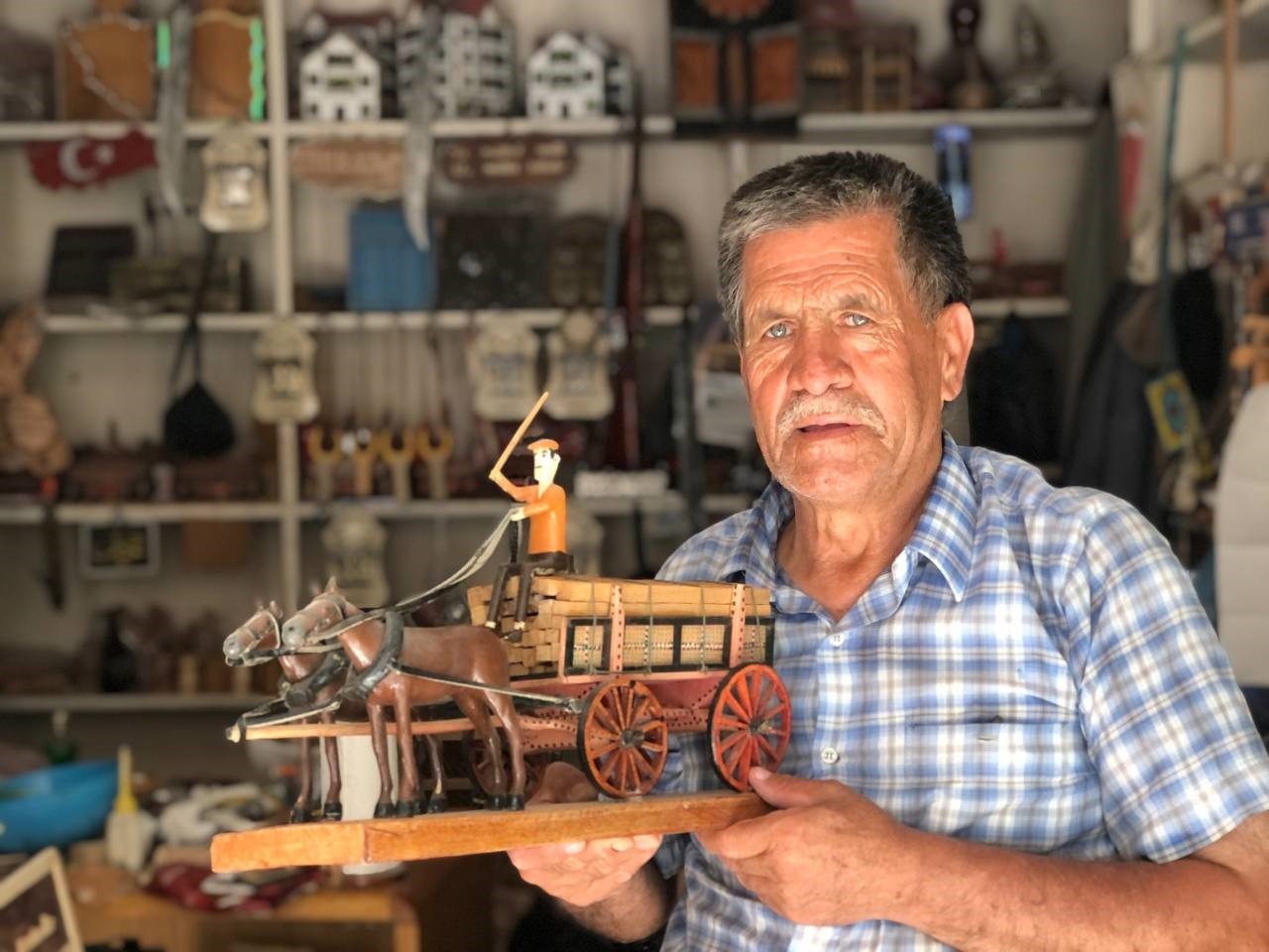 Köy evinin çatısındaki hobisi devlet desteği ile ekmek teknesi oldu