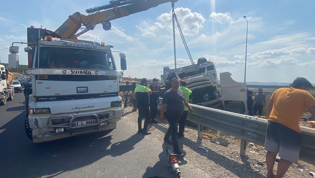 Kuzey Marmara Otoyolu’nda tır devrildi: 1 ölü