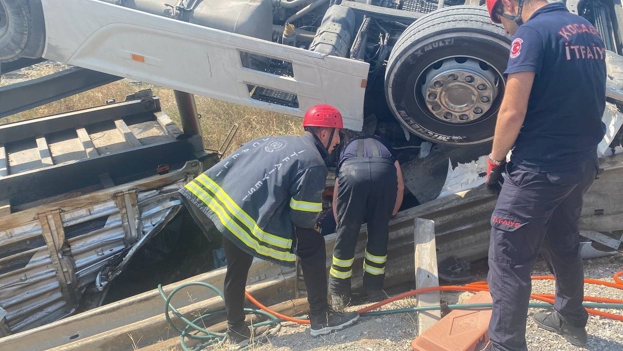 Kuzey Marmara Otoyolu’nda tır devrildi: 1 ölü