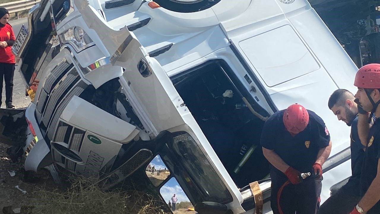 Kuzey Marmara Otoyolu’nda tır devrildi: 1 ölü