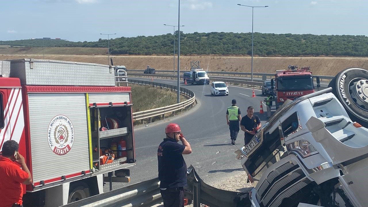 Kuzey Marmara Otoyolu’nda tır devrildi: 1 ölü